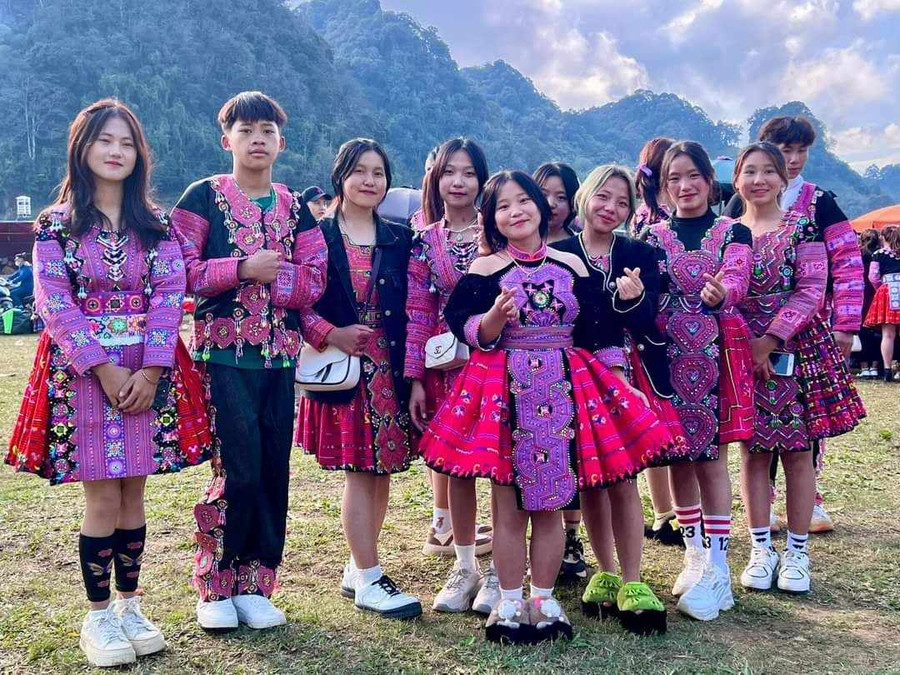 Nam thanh, nữ tú xúng xính bộ quần áo truyền thống tham gia lễ hội. Nam thanh, nữ tú xúng xính bộ quần áo truyền thống tham gia lễ hội.