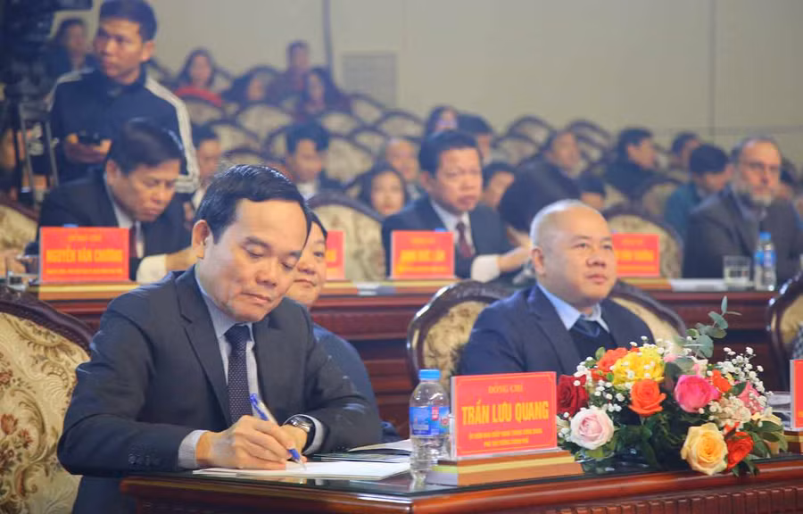 Phó Thủ tướng Trần Lưu Quang dự hội nghị.