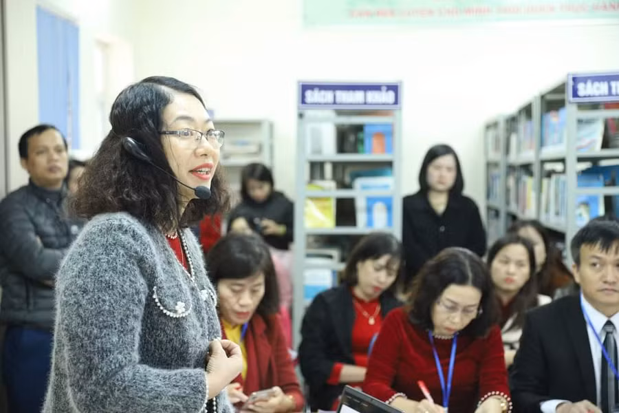 Giáo viên tham gia phần thi trình bày 1 biện pháp góp phần nâng cao chất lượng công tác chủ nhiệm.