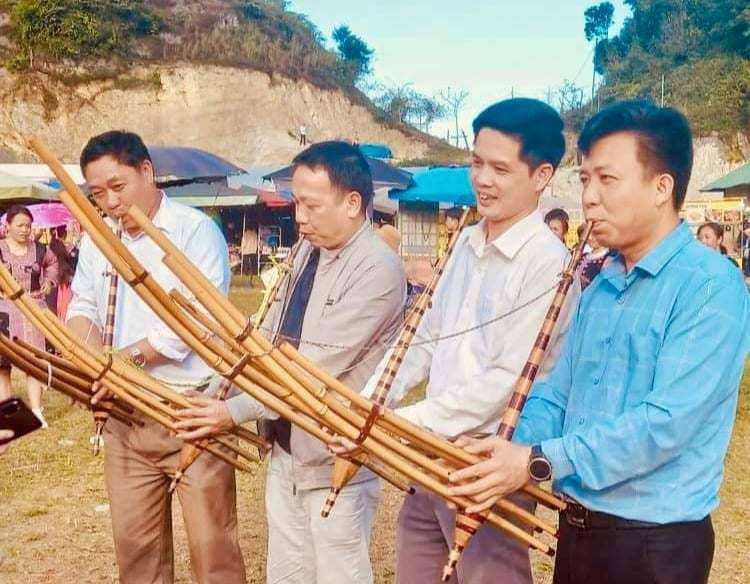 Ông Hoàng Đức Minh, Phó Chủ tịch UBND huyện Mai Châu (người thứ 2 từ phải sang) và các đại biểu trải nghiệm thổi khèn tại lễ hội. Ông Hoàng Đức Minh, Phó Chủ tịch UBND huyện Mai Châu (người thứ 2 từ phải sang) và các đại biểu trải nghiệm thổi khèn tại lễ hội.