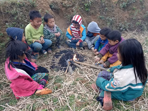 2 ngày gần đây, nhiệt độ ở Sơn La đột ngột giảm sâu làm ảnh hưởng đến việc học tập của học sinh.