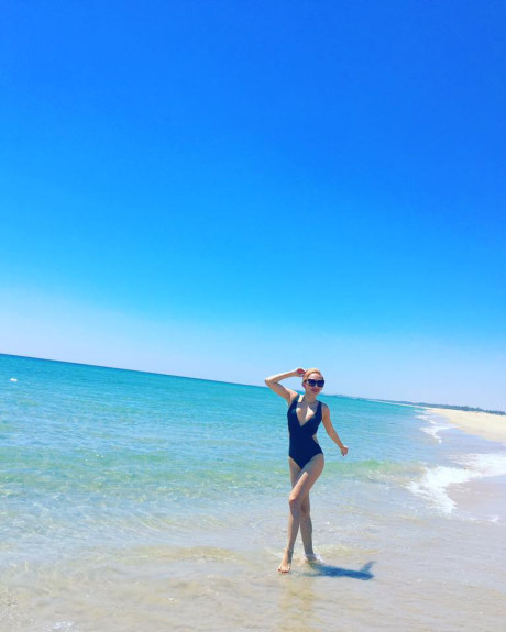 Tóc Tiên diện bikini, tung tăng giữa nắng vàng, biển xanh - Ảnh 2 Toc Tien dien bikini, tung tang giua nang vang, bien xanh - Anh 2
