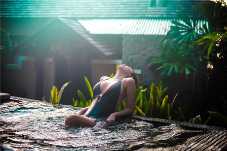 Tóc Tiên diện bikini, tung tăng giữa nắng vàng, biển xanh - Ảnh 9 Toc Tien dien bikini, tung tang giua nang vang, bien xanh - Anh 9