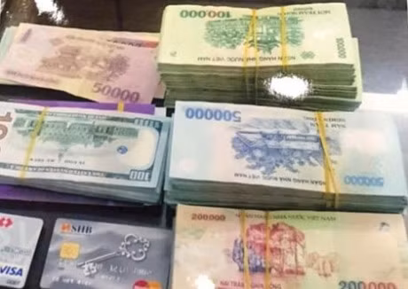 Hanh trinh truy bat nhan vien truyen thong trom hon 400 cay vang - Anh 2