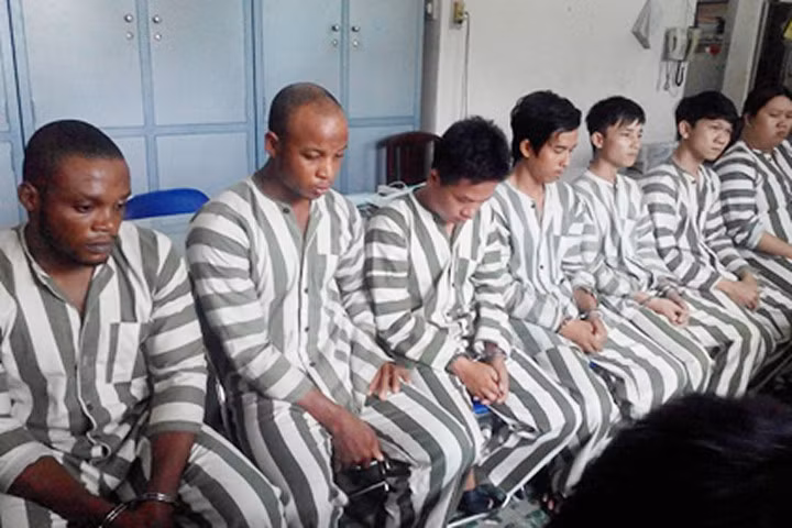 Hàng loạt phụ nữ sập bẫy bởi những lời đường mật của “ông Tây“