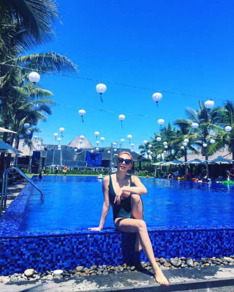 Tóc Tiên diện bikini, tung tăng giữa nắng vàng, biển xanh - Ảnh 3 Toc Tien dien bikini, tung tang giua nang vang, bien xanh - Anh 3