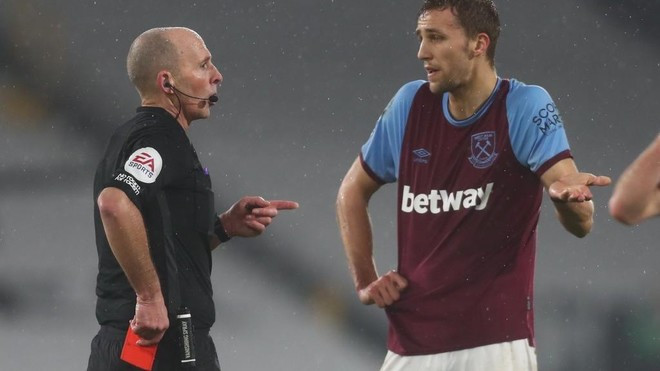 Trọng tại Mike Dean gặp rắc rối sau khi rút thẻ đỏ đối với Tomas Soucek.