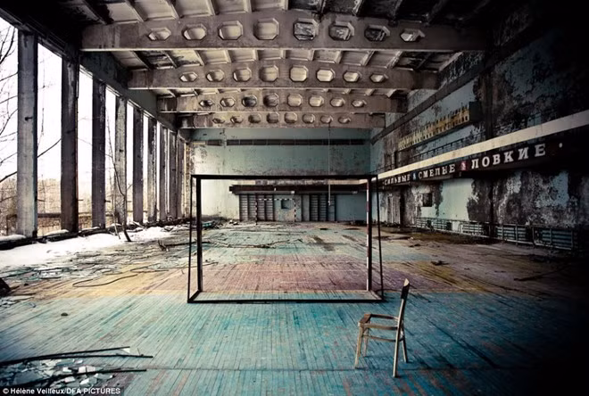 Vùng có bán kính 40 km xung quanh Chernobyl trở thành khu vực hoang vắng trong 3 thập kỷ qua. Theo Telegraph, khoảng 50.000 người dân đã sơ tán để tránh chất phóng xạ. Họ vẫn chưa thể quay về vì nồng độ phóng xạ vẫn cao. Ảnh: Daily Mail 1