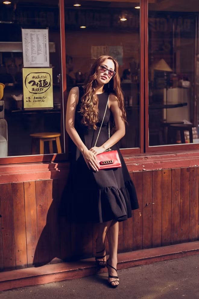 Mai Phương Thúy phối đồ thông minh với màu trắng đen