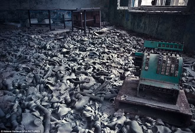 Mặt nạ chống độc nằm la liệt bên trong một cửa hàng ở thành phố Pripyat, nơi nhà máy Chernobyl tọa lạc. Cách đây 29 năm, Ukraine trải qua ngày định mệnh khi một trong 4 lò phản ứng tại nhà máy Chernoby, cách thành phố Kiev 110 km, phát nổ lúc 1h23 ngày 26/4. Chỉ hai ngày sau, bụi phóng xạ xuất hiện Thụy Điển, Na Uy và Phần Lan, cách nhà máy hơn 1.600 km. Ảnh: Daily Mail Bóng ma phóng xạ sau thảm họa hạt nhân Chernobyl