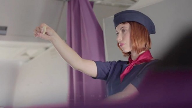 Bỏ lại rác bẩn khi rời máy bay Tã bỉm bẩn, kim tiêm, bao cao su đã dùng... là những thứ từng được tìm thấy ở ngăn túi trước ghế hành khách trên máy bay. Quy định khi đi máy bay là bạn không được say xỉn, cư xử đúng mực và cầm theo mọi thứ bạn mang lên khi rời máy bay. Việc bỏ lại những thứ như trên vừa khiến tiếp viên vất vả để thu dọn vừa là hành vi vô ý thức. 11 hành vi gây khó chịu nên tránh trên máy bay