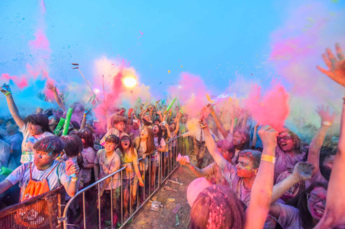 Các khán giả tung màu trong lễ hội tạo không khí tưng bừng. 6-5050-1428807180.jpg