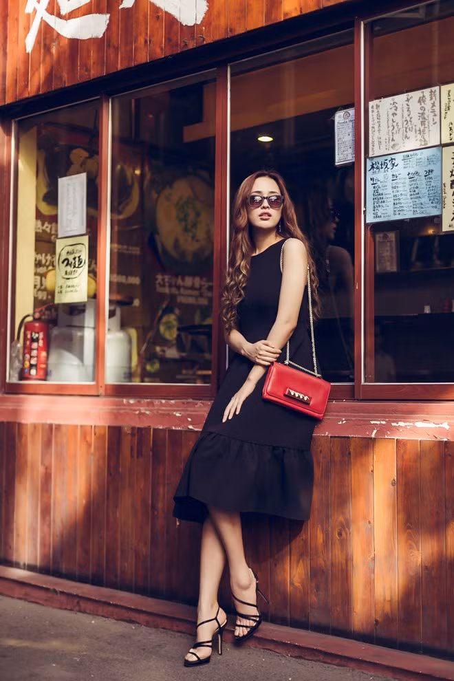 Mai Phương Thúy phối đồ thông minh với màu trắng đen