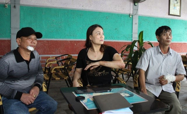 Chồng chị Na (trái) và bạn chồng cũng bị thương tích. Ảnh: Trần Tuấn Chồng chị Na (trái) và bạn chồng cũng bị thương tích. Ảnh: Trần Tuấn