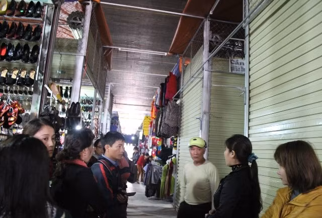 Hiện trường ki ốt xảy ra ẩu đả. Ảnh: Trần Tuấn