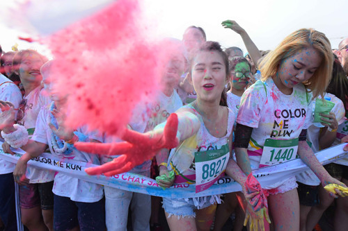 Hot girl Ngọc Thảo. Ngọc Thảo ném trực tiếp bột màu vào ống kinh