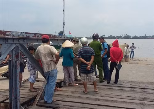 Ghe cào vớt được thi thể người mắc lưới