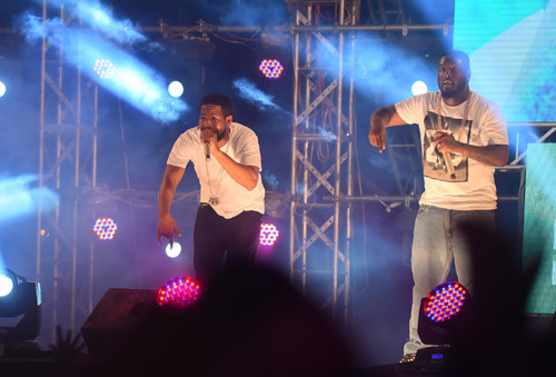 Hai nam ca sĩ nhóm T-Pain thể hiện bài "Low" cùng những giai điệu sôi động, quen thuộc. Đây là bài hát nổi bật trong bộ phim "Step Up 2 the Streets" từng được nhiều khán giả yêu thích vào năm 2008. Các bạn trẻ còn được feel cùng âm nhạc với hai anh chàng nhóm T-pain bởi những giai điệu sôi động, quen thuộc như bài hot Low làm nhiều fan đắm say.