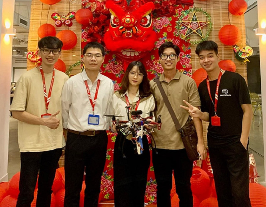 Các chủ nhân của thiết bị UAV - Robot. Các chủ nhân của thiết bị UAV - Robot.