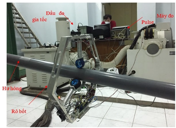 Robot leo cáp và hệ thống đo dao động PULSE, nhìn từ mặt sau máy PULSE.