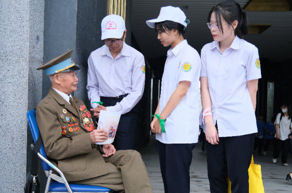 Học sinh nghe cựu chiến sĩ Điện Biên Phạm Đức Cư kể chuyện.