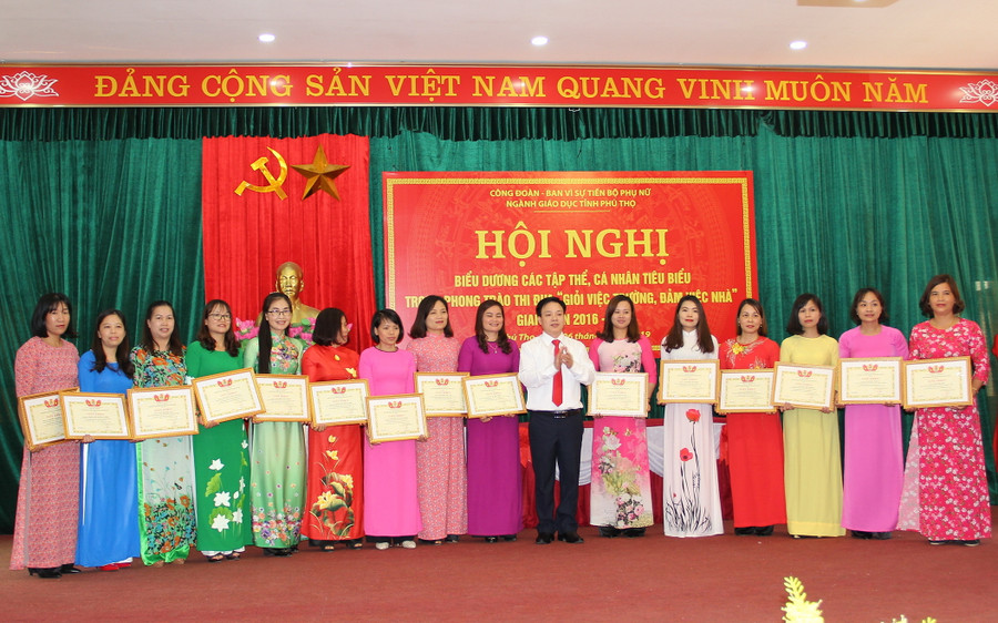 Ông Đặng Minh Tiến, chủ tịch Công đoàn ngành GD tỉnh trao tặng giấy khen cho các tập thể và cá nhân Ông Đặng Minh Tiến, chủ tịch Công đoàn ngành GD tỉnh trao tặng giấy khen cho các tập thể và cá nhân