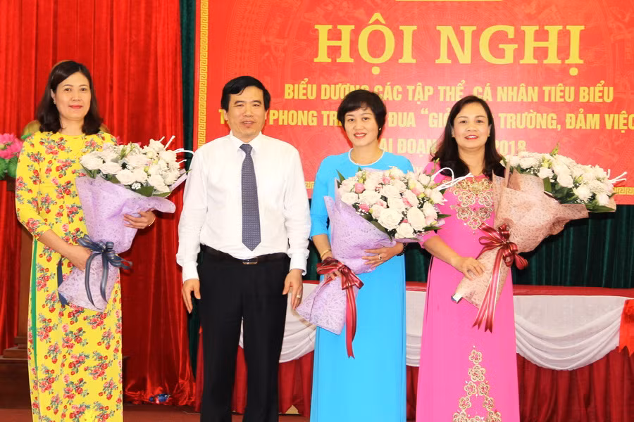 Ông Nguyễn Minh Tường tặng hoa đại diện Ban Vì sự tiến bộ phụ nữ ngành giáo dục và các nữ nhà giáo nhân ngày 8/3.