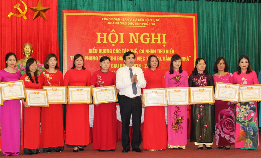 Ông Nguyễn Minh Tường trao tặng giấy khen của Sở GD&ĐT cho các tập thể và cá nhân Ông Nguyễn Minh Tường trao tặng giấy khen của Sở GD&ĐT cho các tập thể và cá nhân