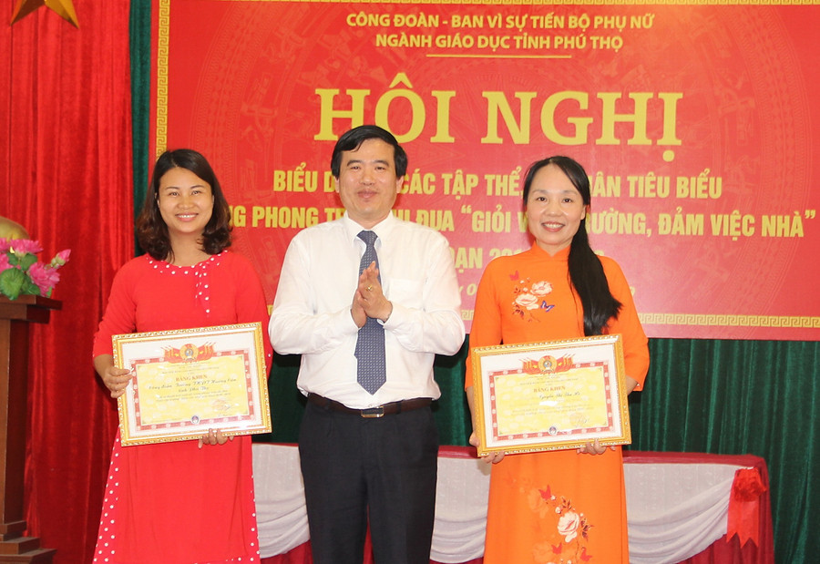 Ông Nguyễn Minh Tường trao tặng Bằng khen của Công đoàn giáo dục Việt Nam cho các tập thể và cá nhân Ông Nguyễn Minh Tường trao tặng Bằng khen của Công đoàn giáo dục Việt Nam cho các tập thể và cá nhân