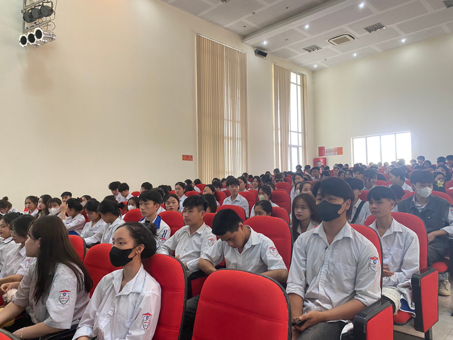 Các em học sinh dự hội thảo khởi nghiệp tại trường chuyên. Các em học sinh dự hội thảo khởi nghiệp tại trường chuyên.