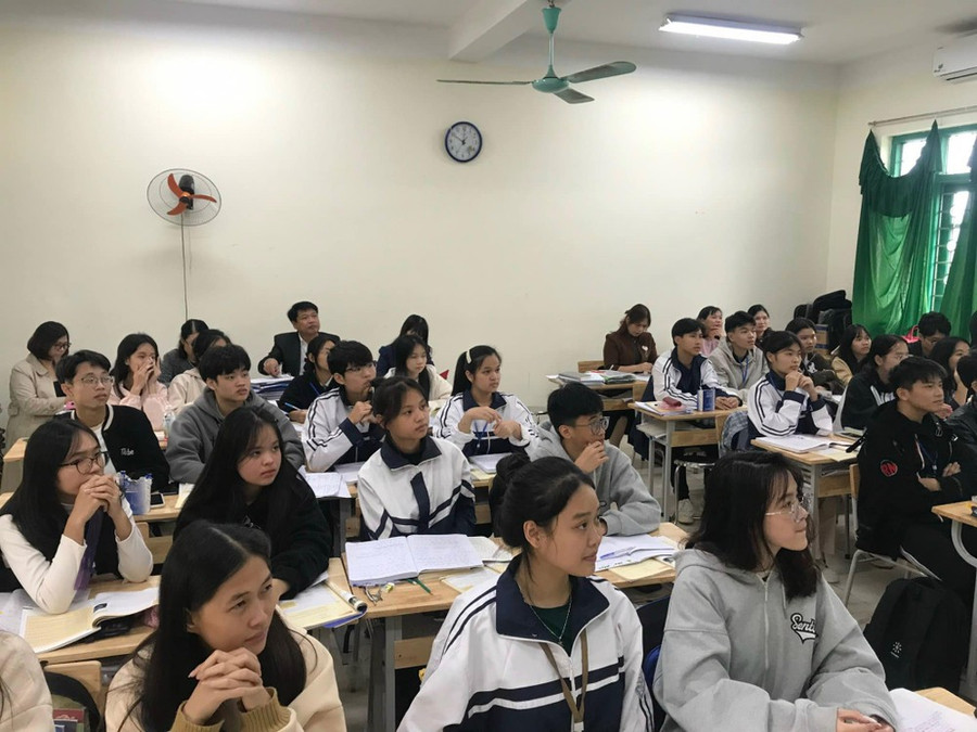 Việc thu hút người giỏi vào công tác giảng dạy sẽ nâng cao chất lượng giáo dục.