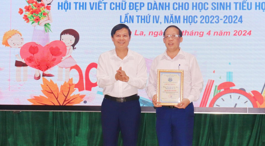 Ông Lê Tiến Quân, Phó giám đốc Sở GD&ĐT (bên trái) trao giải nhất toàn đoàn và giải nhất triển lãm vở sạch - chữ đẹp cho phòng GD&ĐT thành phố Sơn La. Ông Lê Tiến Quân, Phó giám đốc Sở GD&ĐT (bên trái) trao giải nhất toàn đoàn và giải nhất triển lãm vở sạch - chữ đẹp cho phòng GD&ĐT thành phố Sơn La.