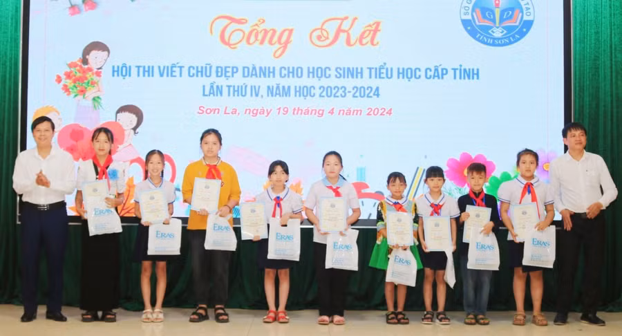 Lãnh đạo Sở GD&amp;ĐT tỉnh Sơn La trao giấy chứng nhận cho các thí sinh khối lớp 3, 4, 5 đạt giải nhất.