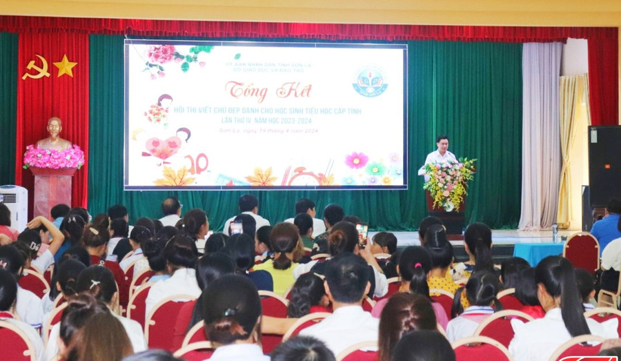 Các thầy cô và học sinh tham dự tổng kết hội thi viết chữ đẹp. Các thầy cô và học sinh tham dự tổng kết hội thi viết chữ đẹp.