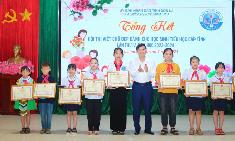 Ông Lê Tiến Quân, Giám đốc Sở GD&ĐT tỉnh Sơn La chuyển trao Bằng khen của Chủ tịch UBND cho học sinh.