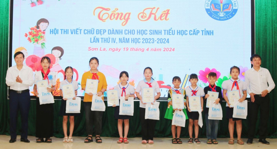 Lãnh đạo Sở GD&ĐT tỉnh Sơn La trao giấy chứng nhận cho các thí sinh khối lớp 3, 4, 5 đạt giải nhất. Lãnh đạo Sở GD&ĐT tỉnh Sơn La trao giấy chứng nhận cho các thí sinh khối lớp 3, 4, 5 đạt giải nhất.
