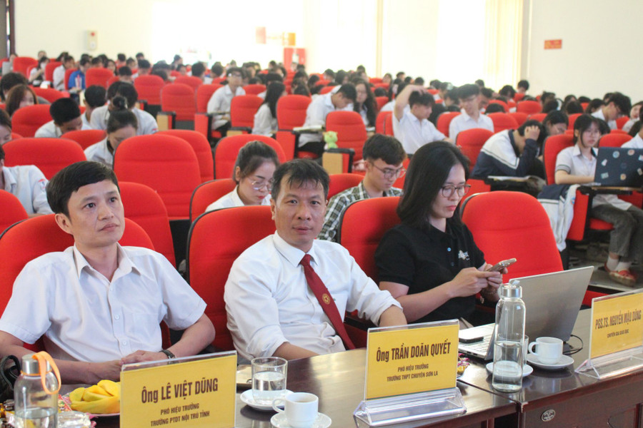 Các diễn giả, chuyên gia tham dự hội thảo. Các diễn giả, chuyên gia tham dự hội thảo.