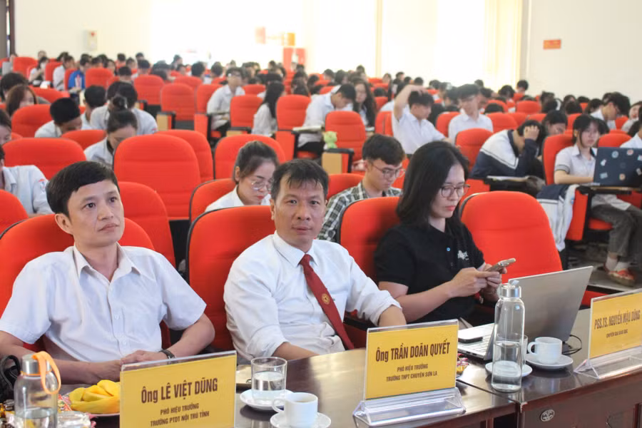 Các diễn giả, chuyên gia tham dự hội thảo.