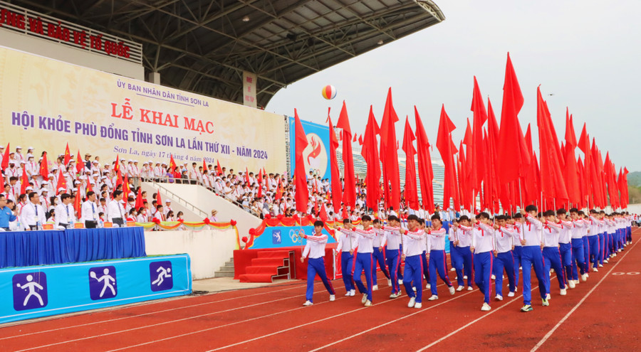  Màn trình diễn của các em học sinh diễu hành khối hồng kỳ