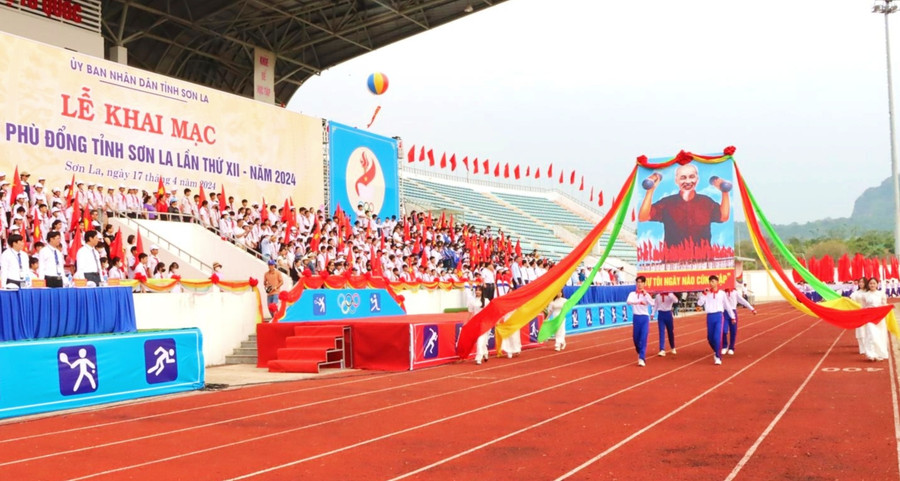 Các vận động viên rước kiệu Bác Hồ. Các vận động viên rước kiệu Bác Hồ.