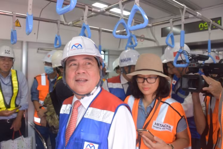 Chủ tịch UBND TPHCM Nguyễn Thành Phong tham quan bên trong đoàn tàu. Ảnh: C.Chương.