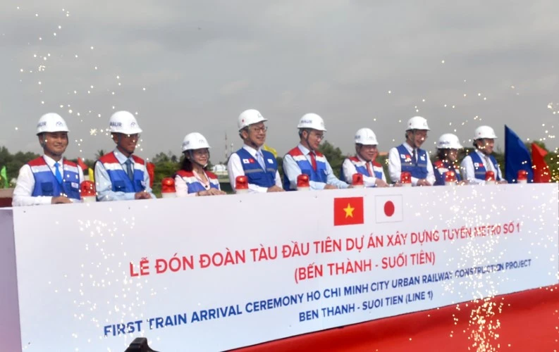 Lãnh đạo TPHCM cùng các đối tác thực hiện nghi thức đón đoàn tàu metro đầu tiên. Ảnh: C.Chương.