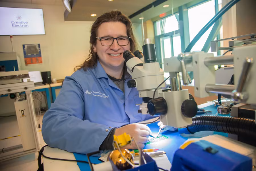 Joshua Eschke - sinh viên tại Lorain County Community College.