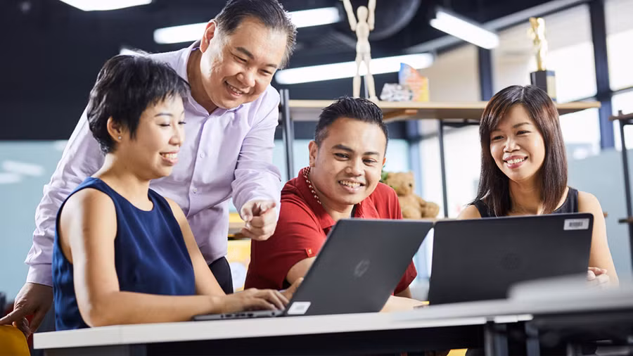 Một lớp học dành cho người trưởng thành tại Đại học Công nghệ Nanyang, Singapore.