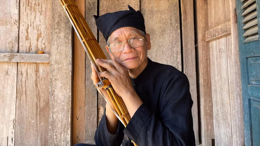 Ông Lường Văn Chựa luôn đam mê với văn hóa của dân tộc mình. Ảnh: INT