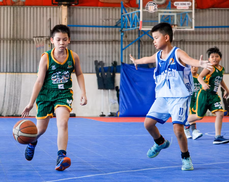 Chơi thể thao là một cách hiệu quả để trẻ tăng chiều cao. Ảnh minh họa