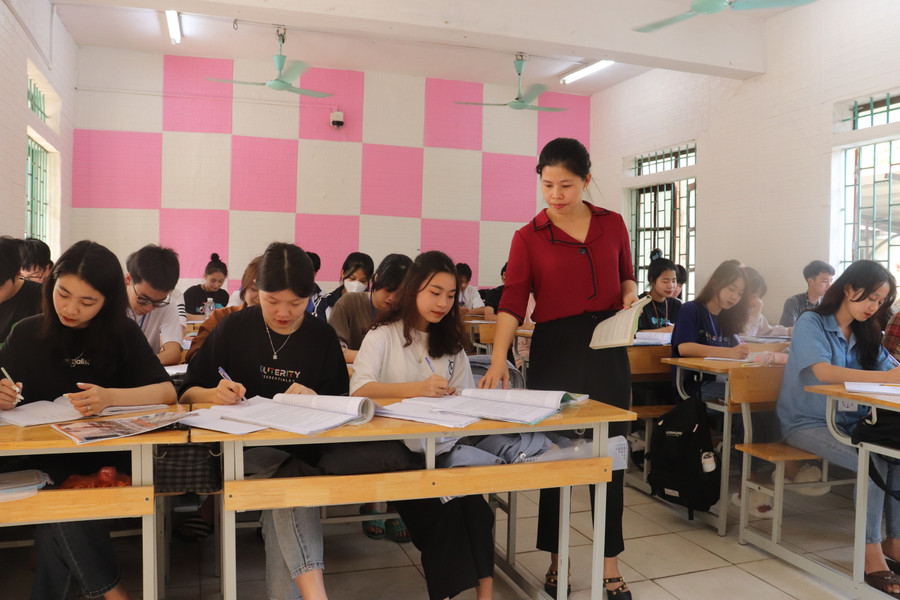 Giờ ôn luyện môn Ngữ văn của cô và trò Trường THPT Ngô Gia Tự, huyện Lập Thạch (Vĩnh Phúc). Ảnh: Trà Hương