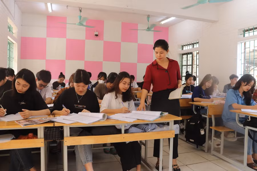 Giờ ôn luyện môn Ngữ văn của cô và trò Trường THPT Ngô Gia Tự, huyện Lập Thạch (Vĩnh Phúc). Ảnh: Trà Hương