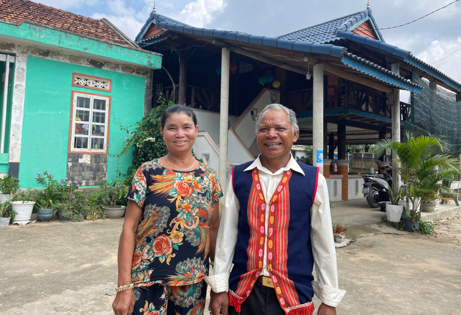 Sau nhiều năm lo cho các con ăn học, vợ chồng ông A Jiêng và bà Y Blir đã xây dựng căn nhà sàn khang trang.