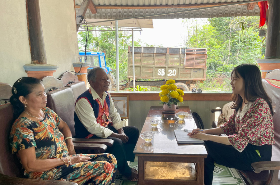 Vợ chồng ông A Jiêng chia sẻ niềm vui, hạnh phúc khi thấy các con trưởng thành.